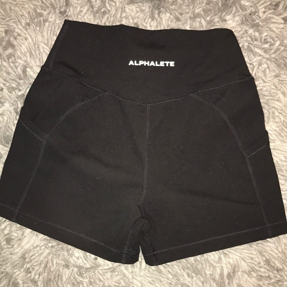 Alphalete 2.5" inseam shorts with pockets